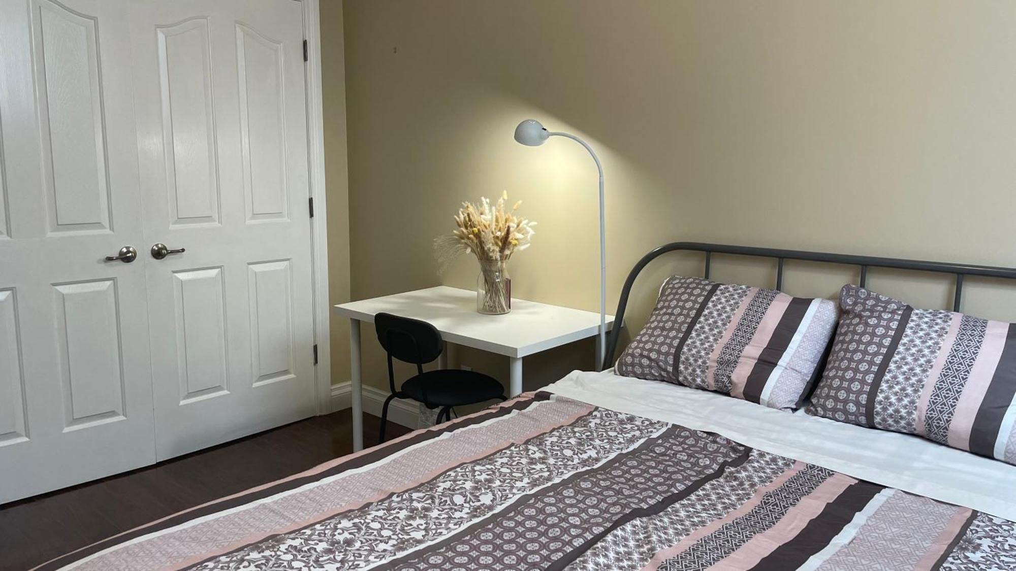 Cozy Bedroom In Quiet Community Séjour chez l'habitant Calgary